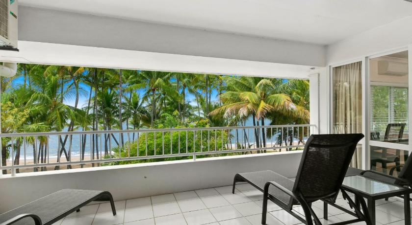 Belle Escapes - Beachfront 3 Bedroom Apartment Alamanda Resort "25" — Hotel in Cairns