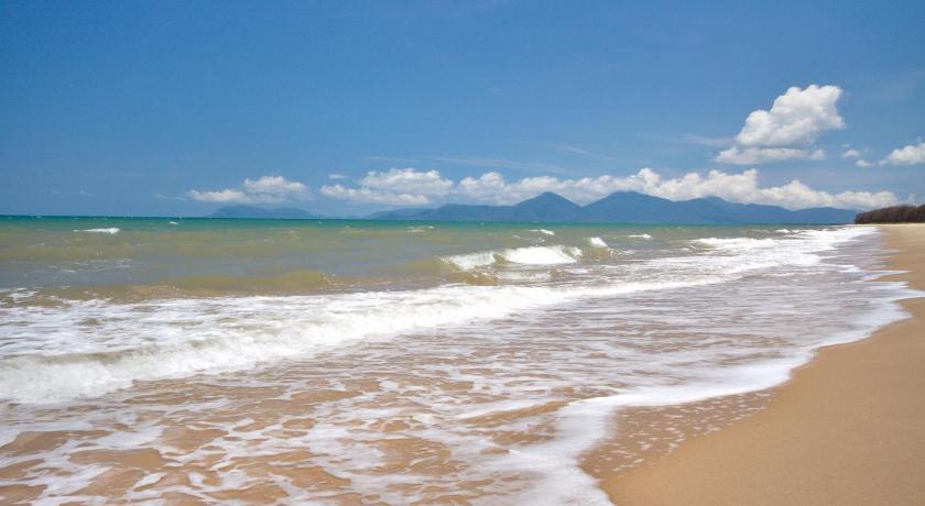 Belle Escapes Ground Floor Beachfront Apartment 15 minutes from Cairns City photo