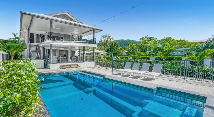 Belle Escapes Beachfront Luxury Home 53 Arlington Clifton Beach — Hotel in Cairns