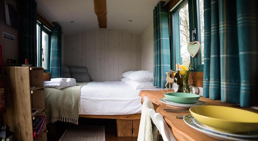 Shire the Shepherd's Hut at Pentref Luxury Camping
