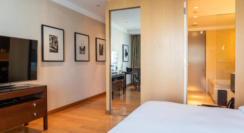 Image of 1 King Bed Deluxe 6
