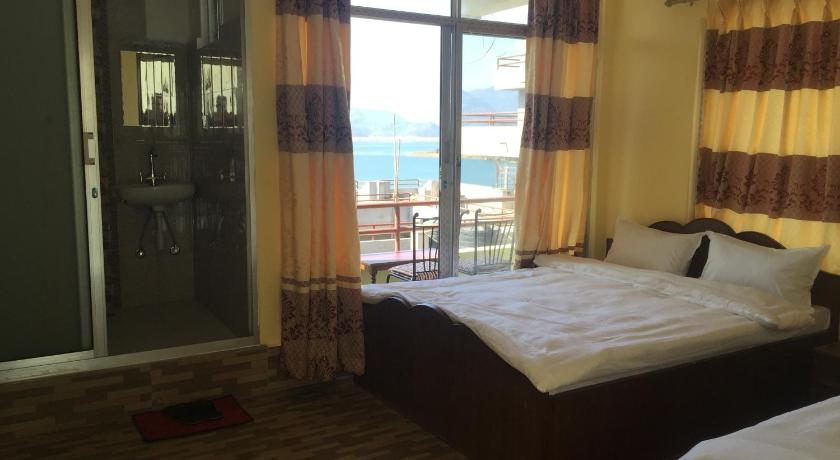 Image of Deluxe Double or Twin Room with Lake View 3