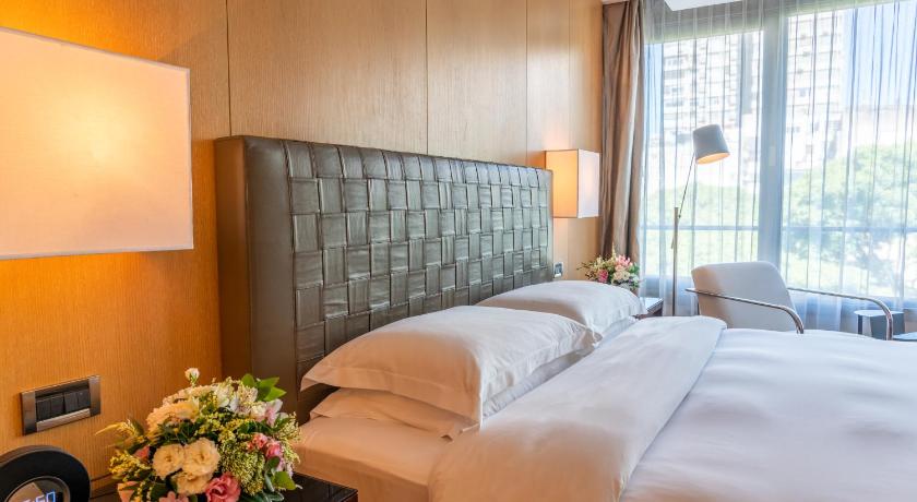 Image of 1 King Bed Deluxe 4