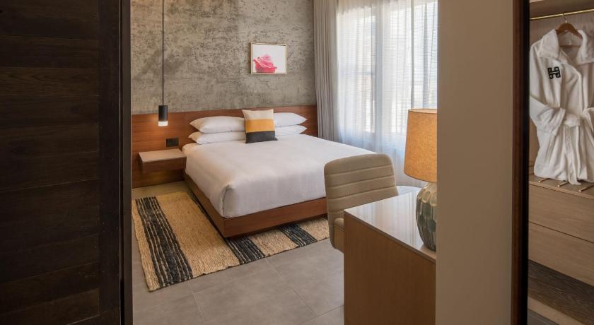 Hi-Lo Hotel, Autograph Collection photo