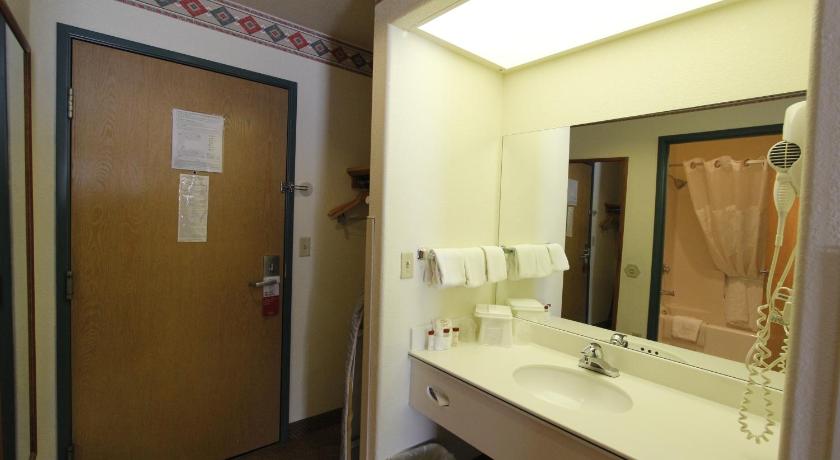 a bathroom with a sink, mirror, and bathtub, Ramada by Wyndham Williams/Grand Canyon Area in Williams (AZ)