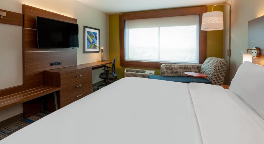 Holiday Inn Express and Suites Brunswick photo