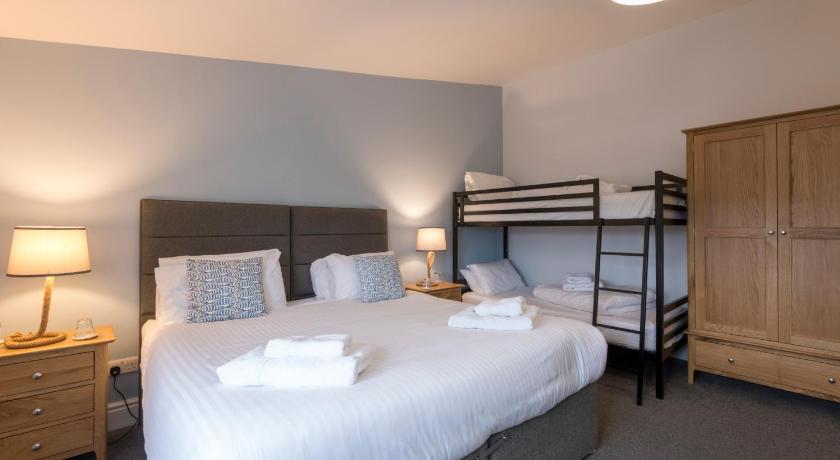 Image of Family Room with One Double Bed and One Single Bunk Bed - Non-Smoking 1