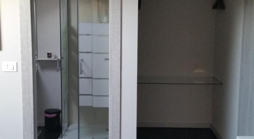 Фото: Двухместный номер с 1 кроватью и собственной ванной комнатой (Double room with private bathroom) 4