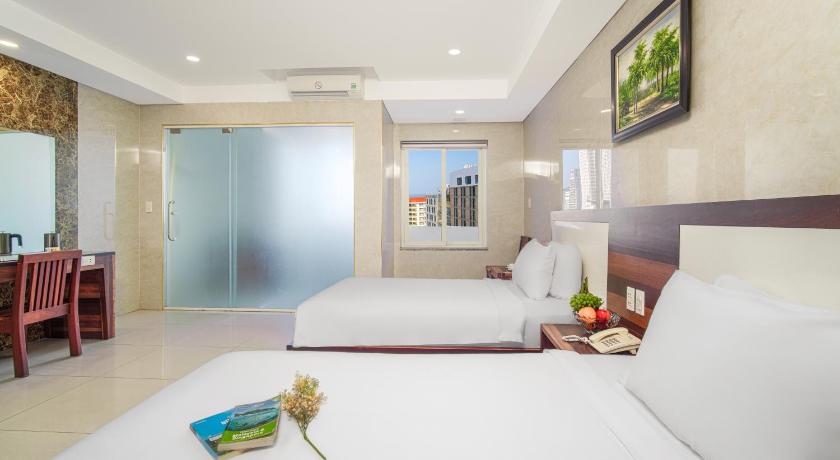 Image of Deluxe Twin Room with Desk 0