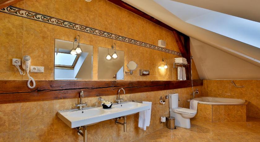 ターボル LH Hotel Dvorak Tabor 4つ星 ホテル レストラン