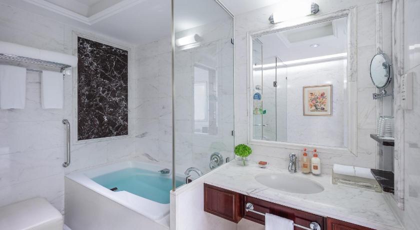 Imagen de 1 King Junior Suite High Floor Living And Dining Areas 4