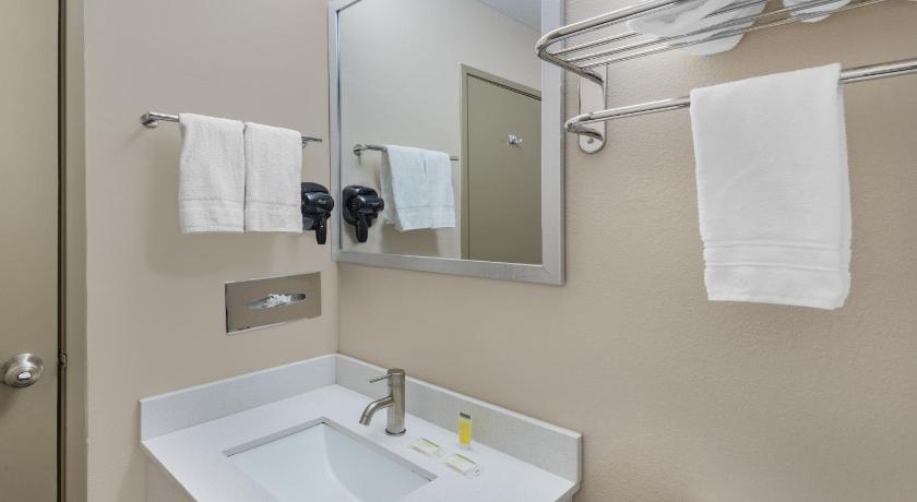 Super 8 By Wyndham Charlottesville photo