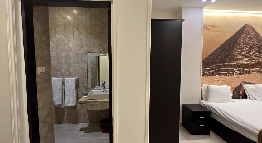 Image of Queen Room 16
