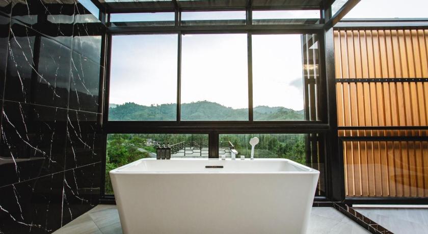 Image of Suite with Hot Tub 5