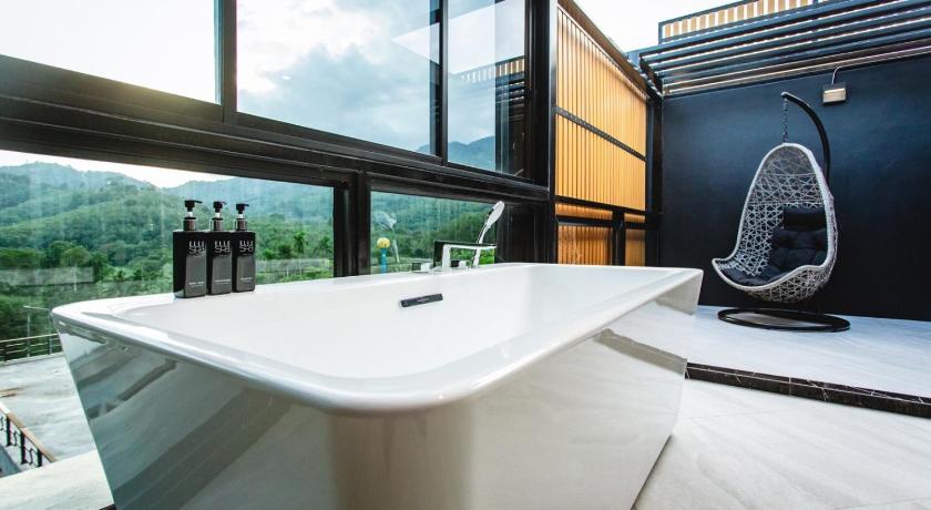 Image of Suite with Hot Tub 2