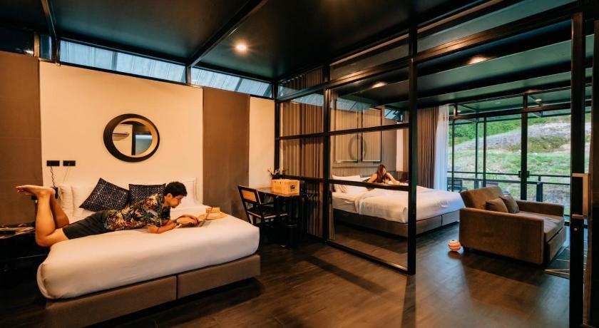 Image of 2-Bedroom Room with King Bed and Queen Bed 9