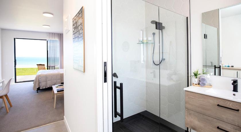 Views over Tasman, New luxury boutique studio overlooking the Tasman Sea photo
