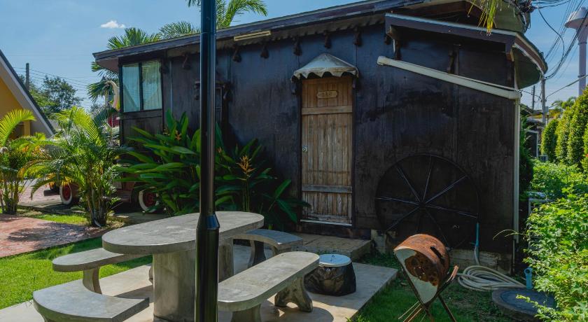 Apinya Resort Bangsarey - image 42