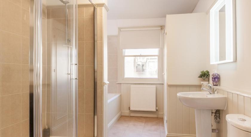 City Centre Stunning House-Roman Baths - 3min walk - 4 Bedrooms photo