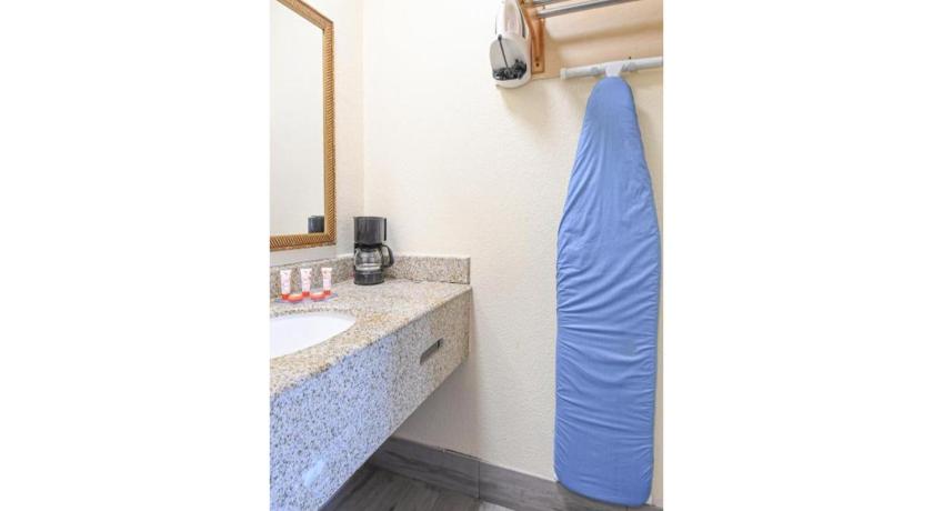 OYO Hotel Shenandoah Woodlands Mall photo