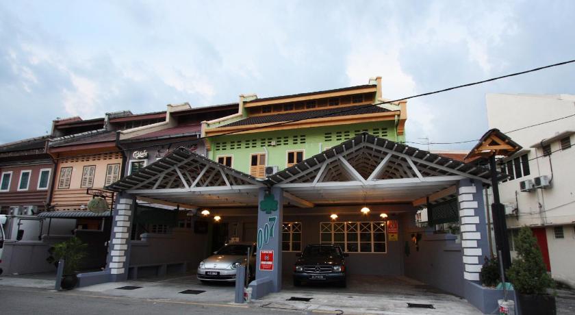 a car parked in front of a building, Shamrock Guest House ll in Ipoh