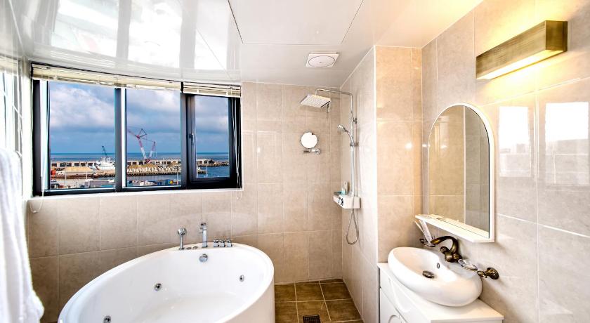 Image of Deluxe Harbor Ocean View Family Twin Room 2