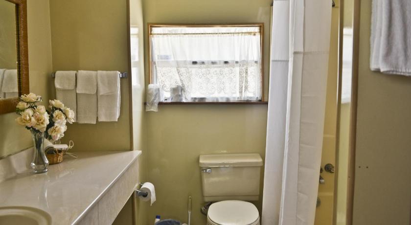 a white toilet sitting next to a sink in a bathroom, Lake Ida Beach Resort in Winter Haven (FL)