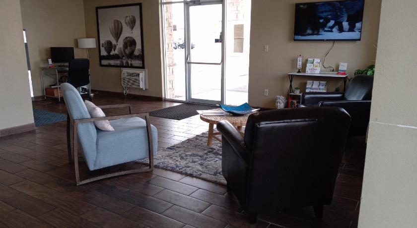 Super 8 by Wyndham Belen NM photo