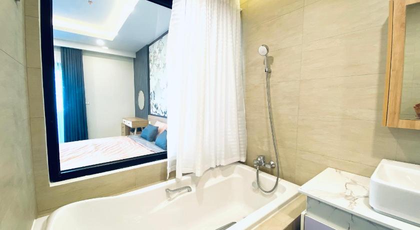 Căn Hộ Có Ban Công (Apartment with Balcony)