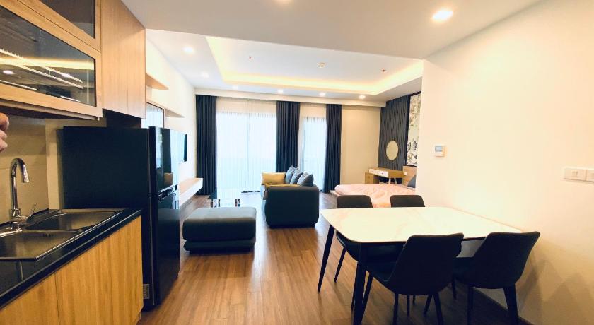 Căn Hộ Có Ban Công (Apartment with Balcony)