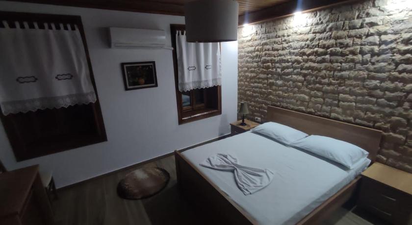 Eni Guesthouse parking on site — Hotel in Berat