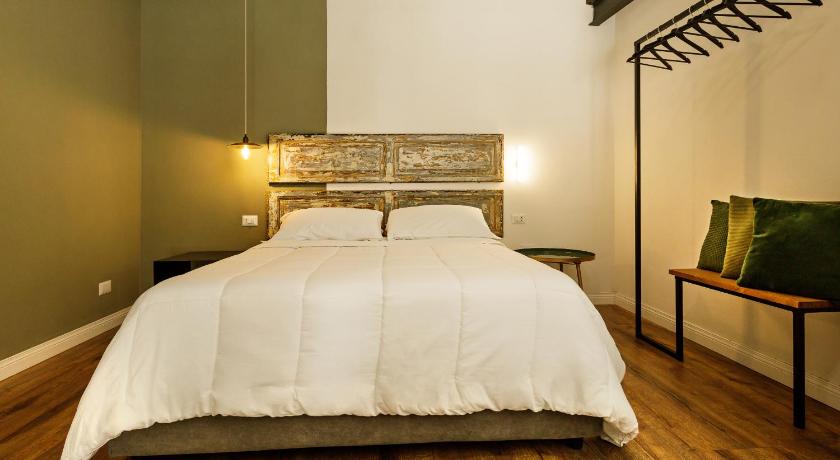 Image of Superior King Room 9