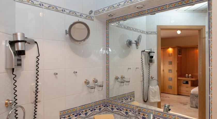 Image of Superior King Room 10