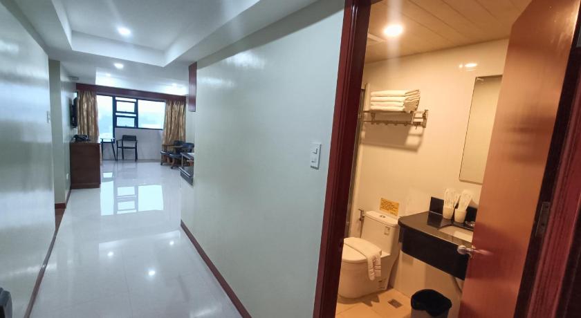 Image of Deluxe Family Suite 8