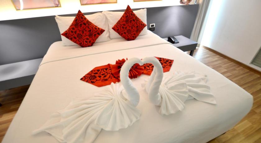 Image of Premier Deluxe Double or Twin Room with Sky Train View 8