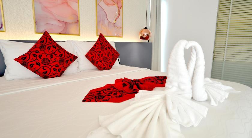 Image of Premier Deluxe Double or Twin Room with Sky Train View 9