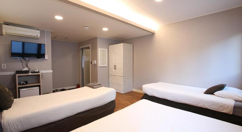 Image of Standard Family Room 7