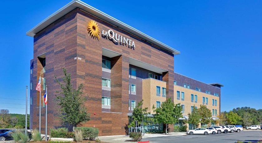 La Quinta Inn & Suites by Wyndham Lakeway photo