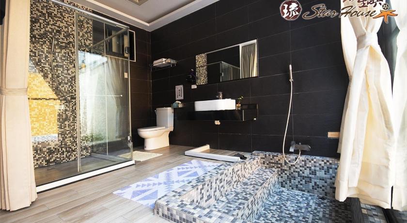Image of Deluxe Double Room with Bath 1