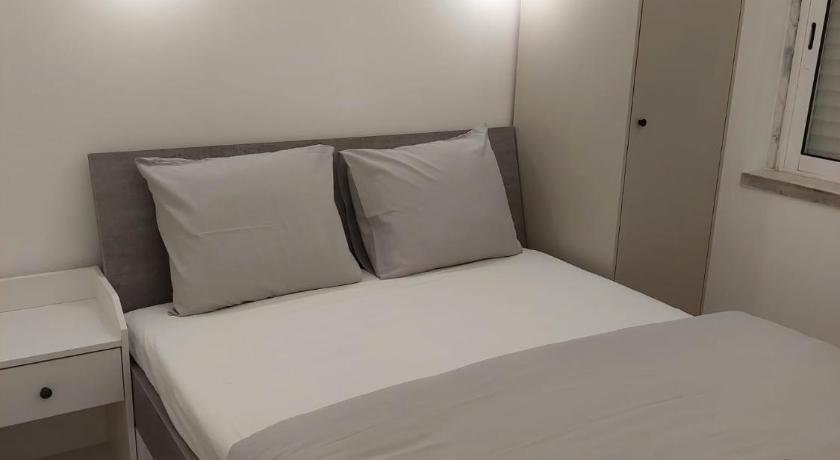 Lisbon South Bay Rooms Deluxe — Hotel in Almada