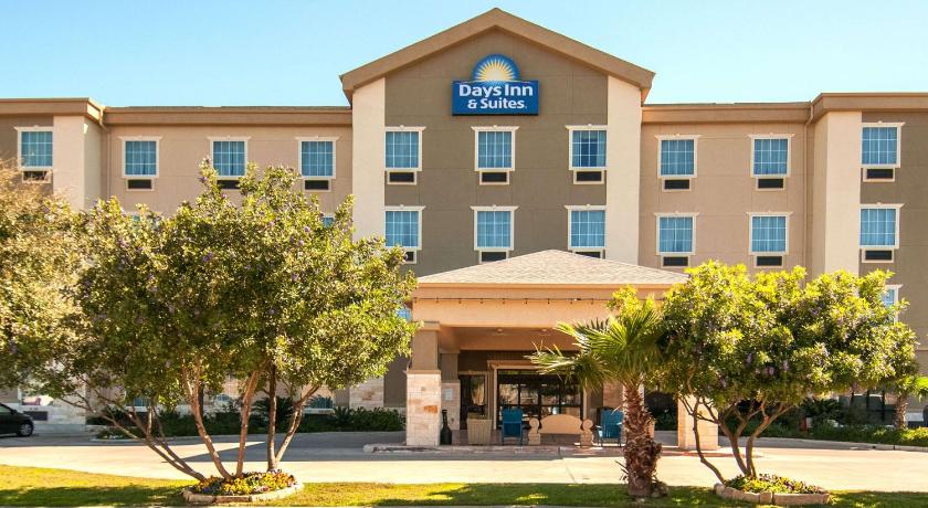 Days Inn & Suites by Wyndham San Antonio near AT&T Center photo