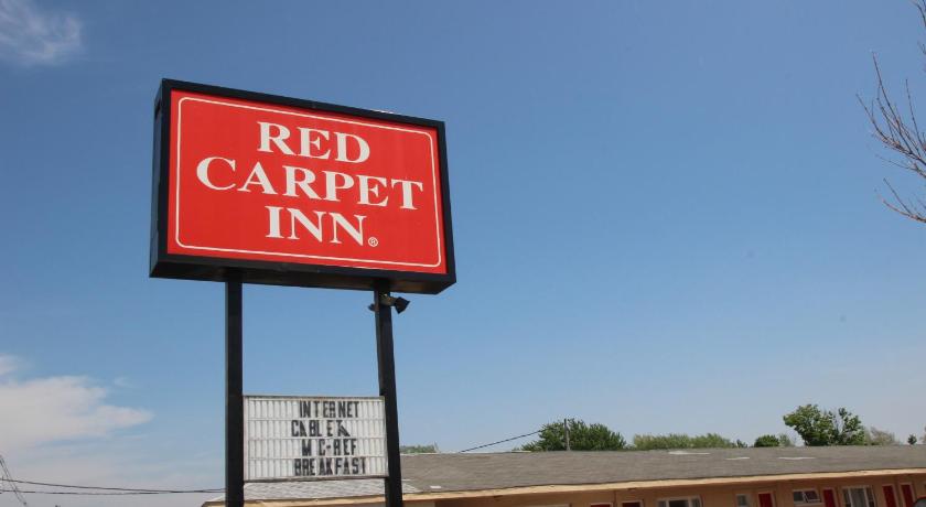 a sign that is on the side of a building, Red Carpet Inn Niagara Falls in Niagara Falls (NY)