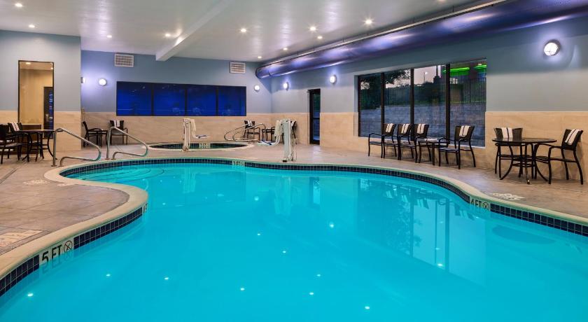 Holiday Inn Express and Suites Wheeling photo