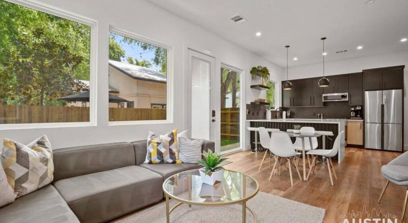 오스틴 (TX) Super Stunning Back House w Terrace in East Chavez 4성급 숙소 객실
