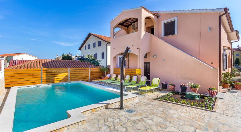 Apartments Bardak — Hotel in Liznjan
