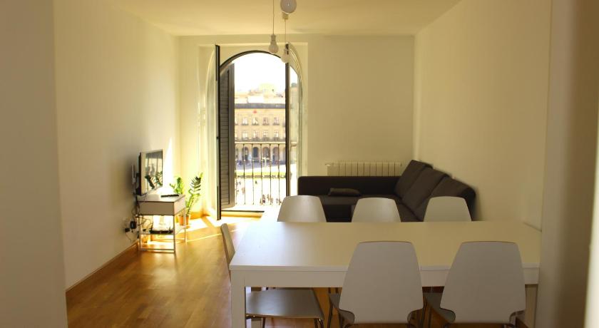 Aloha Apartamentos — Hotel in Pamplona