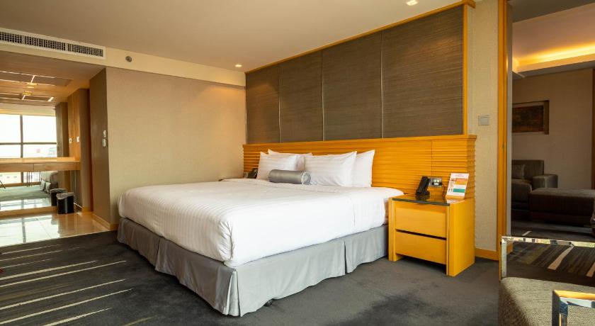 Image of Plaza Suite 4