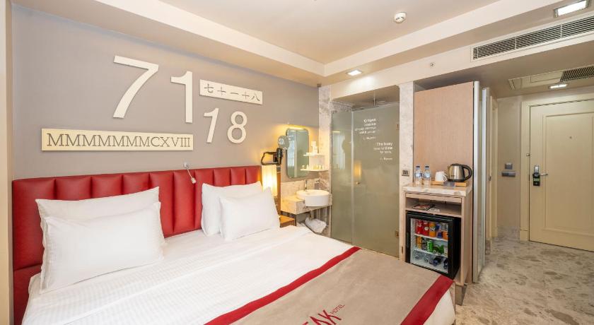 The Peak Hotel Suites & Spa -RamadaPera photo