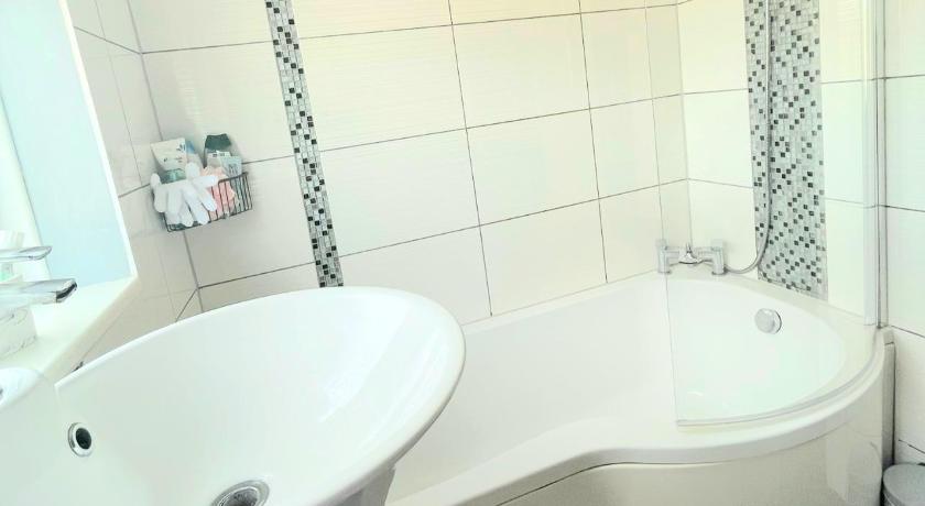 5min Drive to Luton Airport, 2 Train Stations & Motorway - FREE PARKING - LATE CHECK OUT 11AM - Quie photo