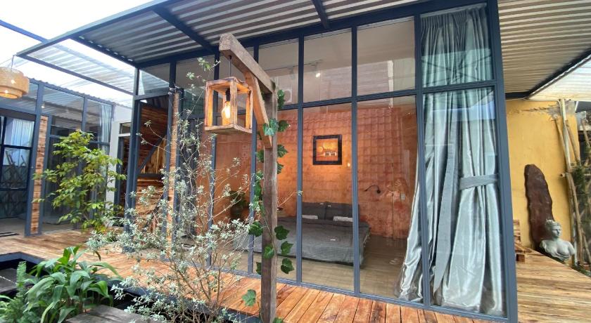 Image of Superior Bungalow 3